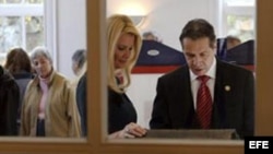 El gobernador de Nueva York Andrew Cuomo y su pareja, Sandra Lee, votan en un colegio electoral.