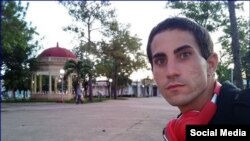El youtuber LGBTI cubano Nelson Julio Alvarez Mairata (imagen de Instagram) no puede salir del país porque el gobierno se lo prohíbe.
