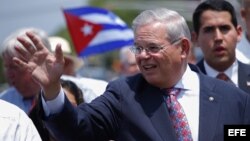El senador Bob Menendez durante el desfile anual cubano en North Bergen, Nueva Jersey (EEUU).