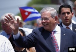 El senador Bob Menéndez durante el 15 desfile anual cubano en North Bergen Nueva Jersey (EE.UU.).