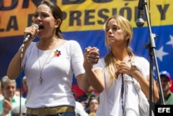 La diputada Maria Corina Machado (i), participa junto a Lilian Tintori (d), esposa del lider opositor Leopoldo López, en una manifestación opositora hoy, sábado 22 de febrero de 2014