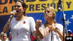 La diputada Maria Corina Machado (i), participa junto a Lilian Tintori (d), esposa del lider opositor Leopoldo López, quien se encuentra preso, en una multitudinaria manifestación opositora en Caracas.
