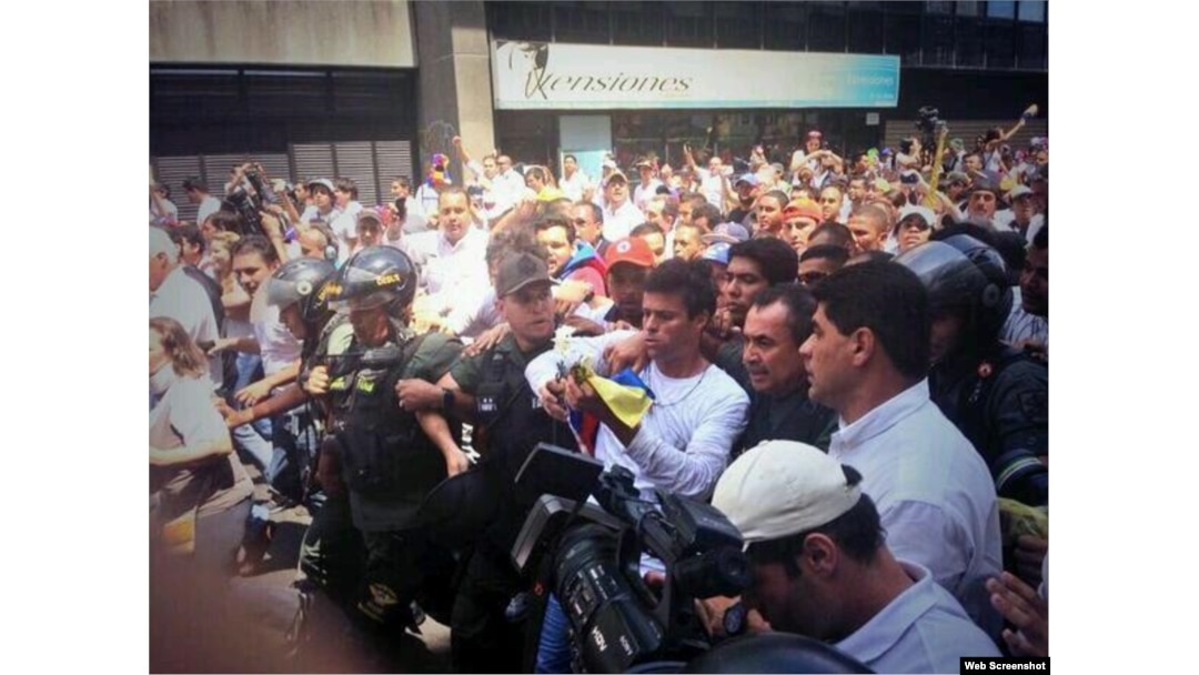 Momento en que se entrega Leopoldo López
