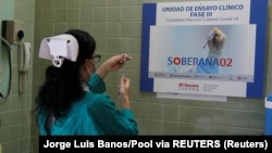 Una enfermera prepara una dosis de Soberana 02, vacuna cubana contra el COVID-19. (Jorge Luis Banos/Pool via REUTERS)