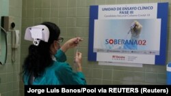 Una enfermera prepara una dosis de Soberana 02, vacuna cubana contra COVID-19, el 31 de marzo de 2021. (Jorge Luis Banos/Pool via REUTERS).