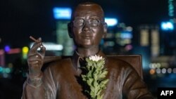Estatua al Premio Nobel de la Paz Liu Xiaobo en Tamar Park, Hong-Kong
