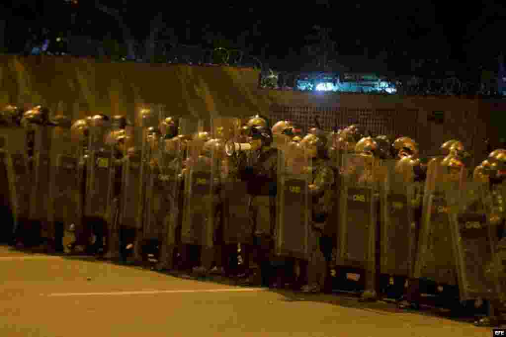 Integrantes de la Guardia Nacional Venezolana hacen una barrera durante una manifestación de la oposición venezolana este domingo 16 de febrero.