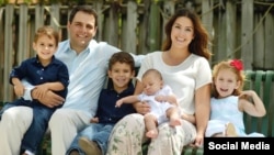 Trujillo posa junto a su esposa e hijos. Foto Tomada de la cuenta de Facebook Representative Carlos Trujillo