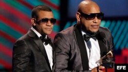 Randy Malcom (i) y Alexander Delgado (d) de Gente de Zona reciben el premio a Mejor Álbum Fusión Tropical en los Grammy Latino 2016.