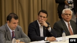 Henrique Capriles (Centro) junto a otros miembros de la oposición venezolana en el debate este 10 de abril del 2014.