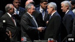 El presidente de Chile, Sebastián Piñera (c d), conversa con Raúl Castro (c i), en la sesión plenaria de la cumbre de la Comunidad de Estados Latinoamericanos y Caribeños (Celac), en Santiago de Chile. 