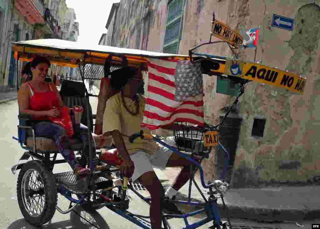 La utilidad del bicitaxia ha hecho que la bandera &quot;de los nemigos&quot; entre en la vida de los cubanos de una manera más agresiva.