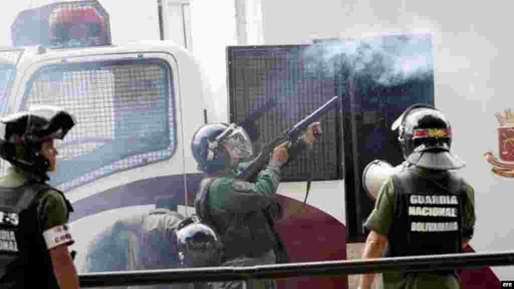 Miembros de la Guardia Nacional Bolivariana (GNB) disparan gas contra manifestantes durante una protesta contra el Gobierno de Nicolás Maduro.