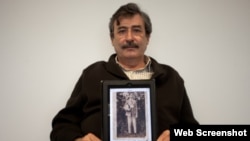 El asturiano Arturo González muestra una foto de su padre, que perdió todos sus bienes en Cuba