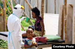 Sin camas: Save the Children atiende a pacientes de ébola en Sierra Leona.