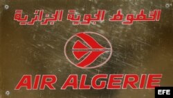 Fotografía del logo de la aerolínea argelina Air Algérie en su sede de París (Francia) .
