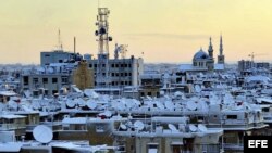 Archivo - Vvista general de los tejados y antenas parabólicas en la capital siria, Damasco. 