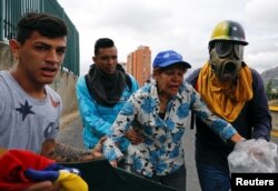 Gases lacrimógenos afectan a los manifestantes de la protesta del 23 de enero contra Nicolás Maduro.