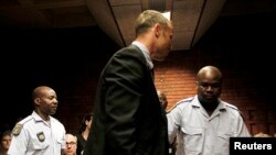El corredor sudafricano Oscar Pistorius (c) durante su comparecencia en una corte de Pretoria. i