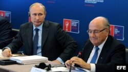 El presidente ruso Vladimir Putin y el presidente de la FIFA, Joseph Blatter (i-d). 