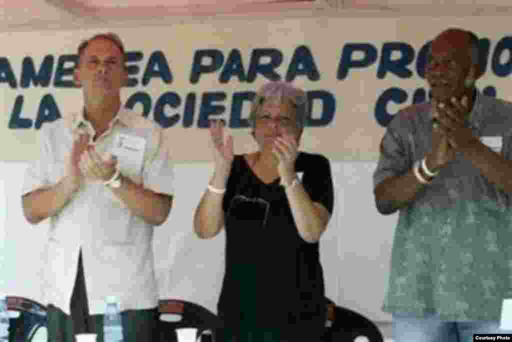 Radio Martí trasmitió en vivo la Asamblea para promover la Sociedad Civil en Cuba, que se desarrolló en La Habana el 20 de mayo del 2002.