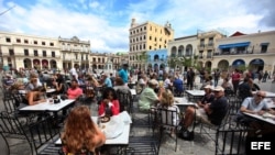 Turistas disfrutan de un almuerzo al aire libre el sábado 18 de marzo de 2017, en La Habana (Cuba).