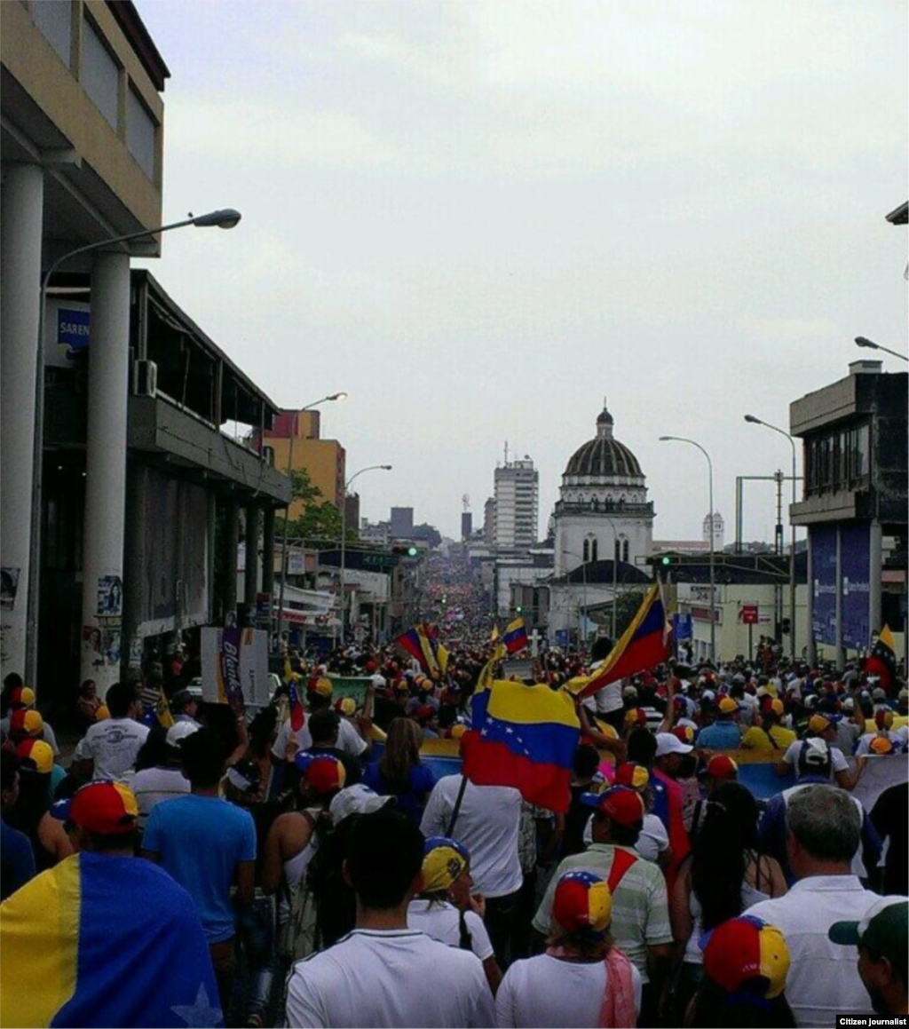 En San Cristóbal, Táchira, los manifestantes desviaron el recorrido, en primera instancia, hacia Residencia de Gobernadores, y luego a la sede de la Gobernación.