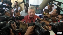  El primer vicepresidente cubano, Miguel Diaz-Canel, habla ante los medios de comunicación hoy, domingo 19 de abril de 2015, durante las elecciones para la designación de delegados de asambleas locales (concejales), en La Habana (Cuba).