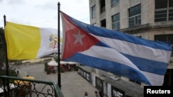 La bandera del Vaticano y la cubana, en un balcón de La Habana. REUTERS/Alexandre Meneghini
