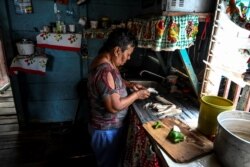 Mujer prepara la primera comida caliente en varios días en el Estado de Zulia, Venezuela