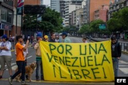 Opositores venezolanos cierran calles en protesta a la Constituyente.