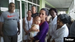 Niala Puentes Batista con su bebé en brazos, junto a otros opositores. 