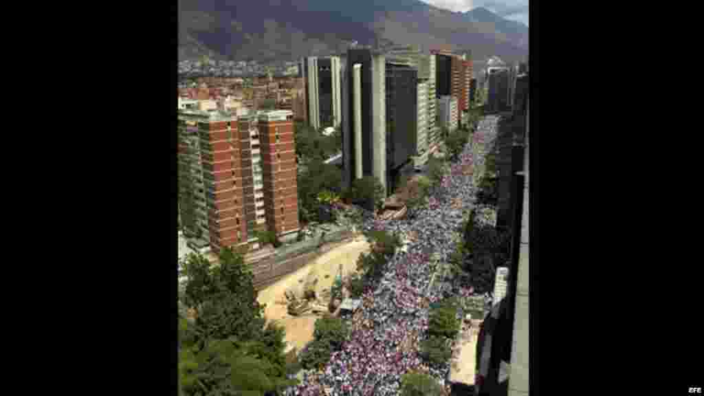 Estudiantes y opositores llenan las calles de Caracas