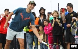 El tenista español Rafael Nadal, número uno del mundo en el ranking del ATP, juega con niños argentinos.