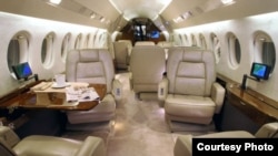 Interior del Falcon 900 EX del presidente de Bolivia, Evo Morales, avión similar al utilizado por Raúl Castro
