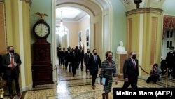 Representantes de la Cámara Baja se dirigen al Senado el 25 de enero de 2021, con la acusación formal contra el expresidente Trump. (Melina Mara / AFP).