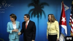 Nancy Pelosi, Bruno Rodríguez y Josefina Vidal (i-d).