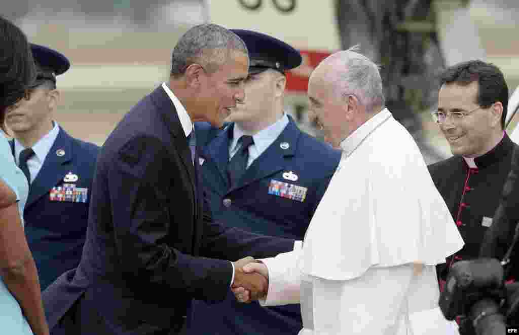 Apretón de manos entre el papa Francisco y el presidente de Estados Unidos