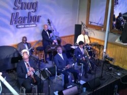 Michael White y la banda de jazz “Original Liberty” actúan para un público con retransmisión en línea en el Snug Harbor Jazz Bistro en marzo. (© Jason Patterson/Snug Harbor Jazz Bistro)