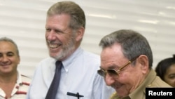 En esta foto del 2007, Ian Delaney, ex presidente de Sherritt International Corp. junto a Raúl Castro. 