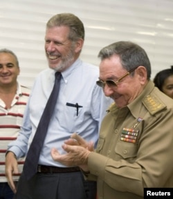 En esta foto del 2007, Ian Delaney, expresidente de Sherritt International Corp., junto a Raúl Castro.