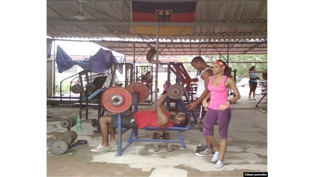 Cientos de cubanos y cubanas empeñados en mejorar su apariencia asisten a los gimnasios particulares (E. Aquino).