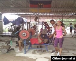 Cientos de cubanos y cubanas empeñados en mejorar su apariencia asisten a los gimnasios particulares (E. Aquino).