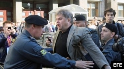 Fotografía de archivo. Policias rusos detienen a opositores en Moscú. EFE/Sergei Chirikov