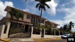 Fachada de la embajada de la República Checa en Cuba, ubicada en el barrio de Nuevo Vedado, en La Habana (Cuba).