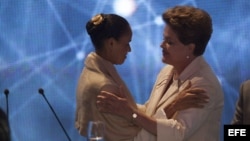 Las candidatas a la presidencia de Brasil, la oficialista del Partido de los Trabajadores (PT) Dilma Rousseff (c) y Marina Silva (i) del Partido Socialista Brasileño (PSB) se saludan junto al candidato opositor del Partido de la Social Democracia Brasileñ