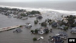 Fotografía distribuida por las Fuerzas Aéreas de EE.UU., que muestra una vista desde el aire de los estragos causados por el huracán "Sandy" en la costa de Nueva Jersey. 