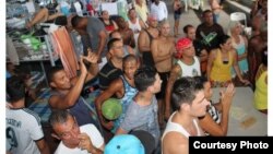 Migrantes cubanos varados en Paso Canoas. Foto: "El Siglo".