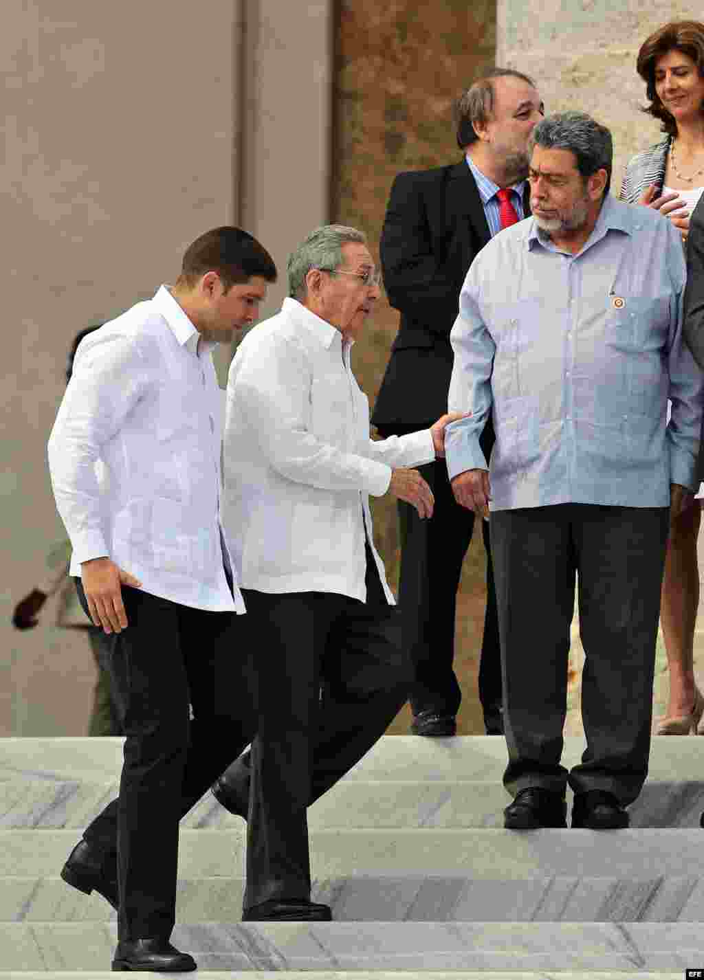 Raúl Castro (c), acompañado por su nieto y escolta, saluda al primer ministro de San Vicente y las Granadinas, Ralph Gonsalves (d) hoy, sábado 04 de junio de 2016, en La Habana (Cuba), antes de llegar al sitio de la foto oficial de lo