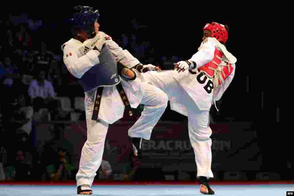 La mexicana Briseida Acosta (i) venció a la cubana Lisbellys Ferran (d) en la categoría de más de 73kg. en Taekwondo, el martes 18 de noviembre de 2014 en el marco de los Juegos Centroamericanos y del Caribe Veracruz 2014, en el puerto mexicano de Veracru
